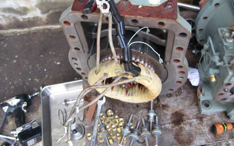 スクリュー冷凍機、スクリューチラーユニット点検・整備01