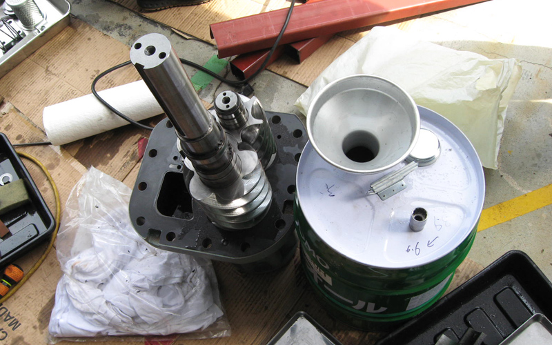 スクリュー冷凍機、スクリューチラーユニット点検・整備05